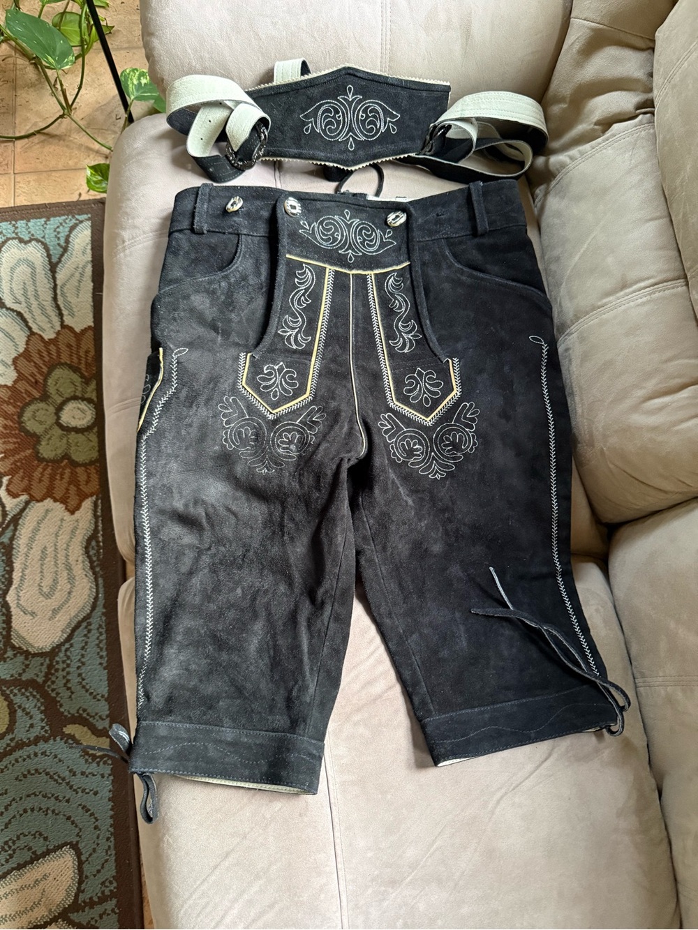 Black Embroidered Men’s Lederhosen Shorts Size 32